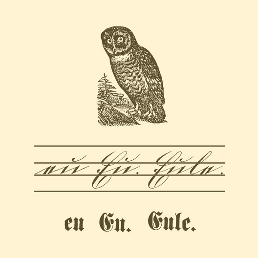 Übungstafel einer deutschen Fibel von 1886 mit Motiv Eule, sowie kleinem und großem Buchstaben "E" in Schreib- und Druckschrift.