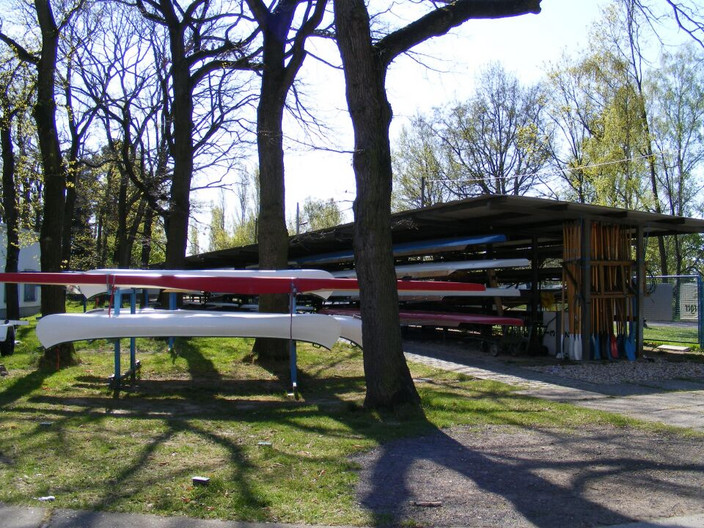 Bootslager der Wassersportanlage Burghausen mit vielen gestapelten Ruderbooten.