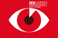Ein gezeichnetes Auge mit roter Iris auf rotem Hintergrund, im oberen Teil der Name und Datum des Festivals
