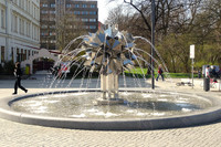 Einer der sogenannten Pusteblumen-Springbrunnen auf dem Richard-Wagner-Platz mit laufendem Wasser.