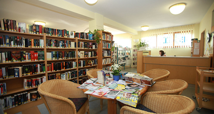 Bibliothek Wiederitzsch - Bereich Belletristik mit Servicetheke im Hintergrund
