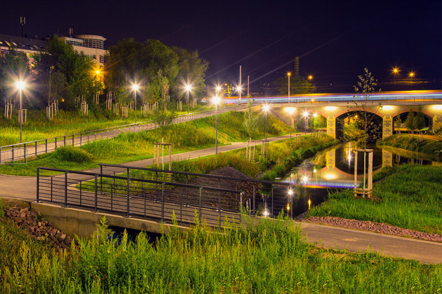 Lindenauer Hafen mit Wasserfläche und zwei Brücken bei Nacht