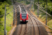 Eine rote S-Bahn von oben fotografiert