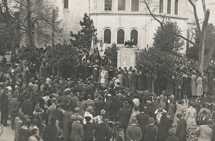 Historisches Foto der Einweihung des Gefallenendenkmal in Knauthain am 25.04.1926 mit vielen Teilnehmern.