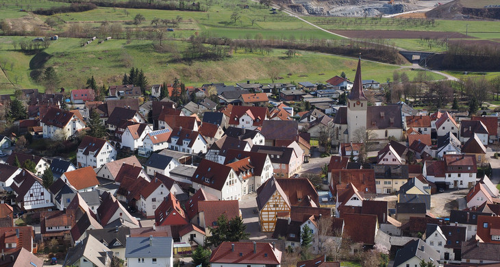 Luftbild einer ländlichen Gemeinde mit einer Kirche in der Ortsmitte