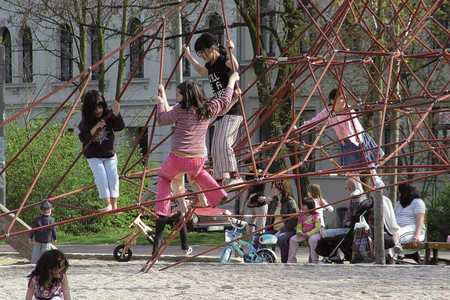 Kinder spielen auf einem Seilgerüst auf einem Spielplatz