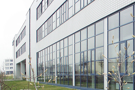Fassade aus Glas und Beton am Sächsischen Institut für die Druckindustrie