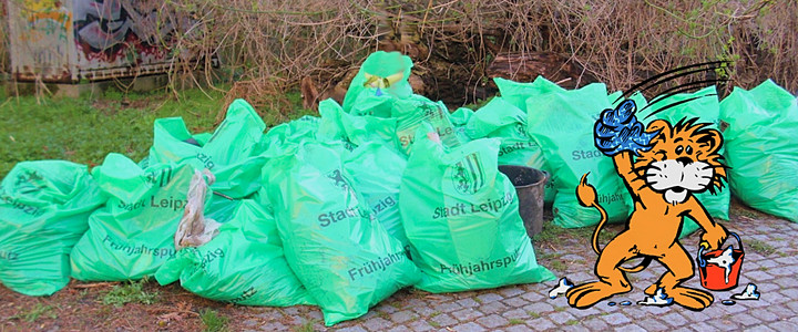 Viele volle grüne Müllsäcke mit der Aufschrift "Stadt Leipzig" liegen auf einem Haufen im Freien. Daneben ist ein kleiner Löwe eingezeichnet, der einen Putzeimer und einen Lappen in den Händen hält.