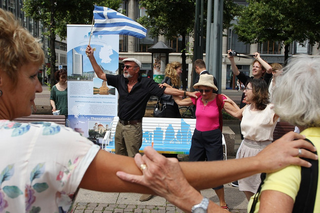 Griechische Folklore-Tänzer rund um die Thessaloniki-Partnerstadt-Bank