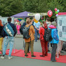 Besucher schauen sich die Infotafeln der Ausstellung "Straße der Demokratie" auf dem Brückenfest 2018 an.