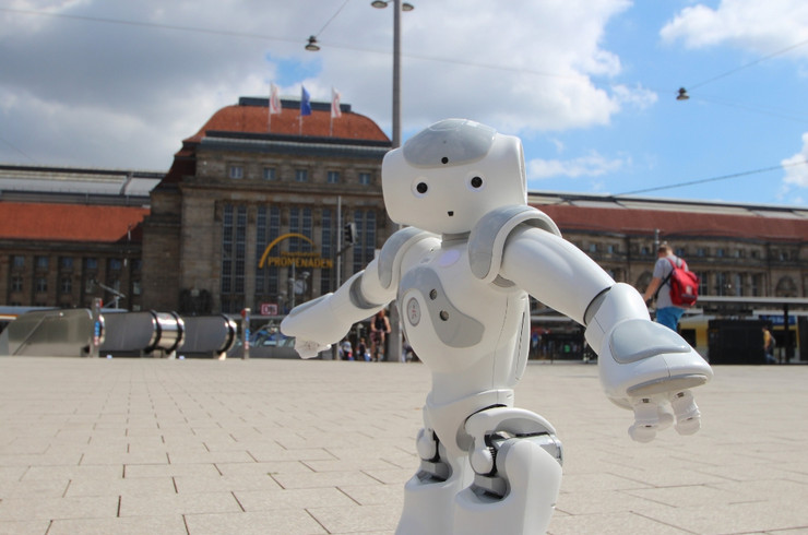 Kleiner Roboter steht vor Hauptbahnhof