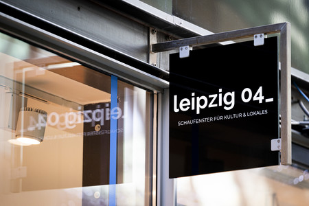 Werbeschild für den Laden Leipzig 04 im Petersbogen