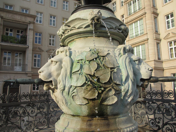 zwei Löwenköpfe auf dem Mägdebrunnen