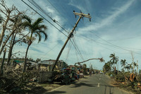 Zerstörte Straßen und Häuser nach dem Taifun auf den Philippinen