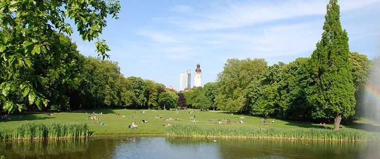Teich im Johannapark mit Blick auf Neues Rathaus und City-Hochhaus