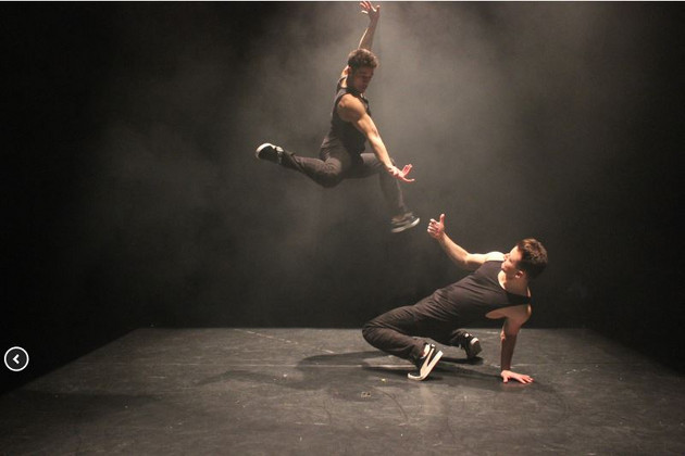 Zwei Tänzer beim zeitgenössischen Tanz zwischen HipHop und Artistik