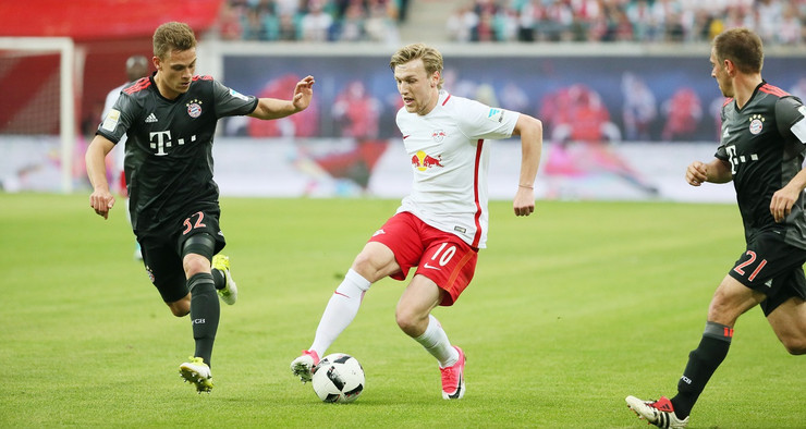 Emil Forsberg im Lauf mit dem Ball, eingekesselt von zwei Gegenspielern