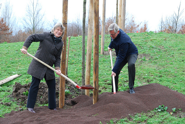 Angelika Freifrau von Fritsch, Amtsleiterin des Amtes für Umweltschutz, und Ralf Heitjohann von Fielmann pflanzen den ersten Baum.