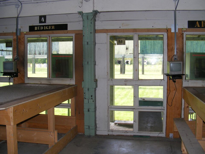 Fenster und Aufliegeflächen auf dem 300 Meter Schießstand auf dem Schützenhof