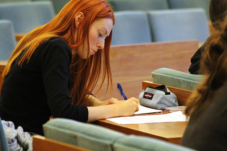 Werkstatt Finanzen am 21. Oktober - Bild einer schreibenden Bürgerin