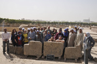 Das Grabungsteam im alten Tempelbezirk mit den entdeckten Basaltblöcken