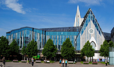 Außenansicht des neu gebauten Paulinums am Augustusplatz, Campus der Universität Leipzig.