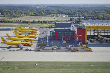 Eine Reihe von gelben DHL-Frachtflugzeugen steht am Flughafen Leipzig Halle