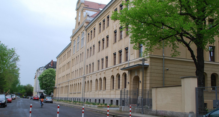 Gebäude der Ernst-Pinkert-Grundschule in Anger-Crottendorf. Ein Teil der Straße ist durch Poller abgesperrt.