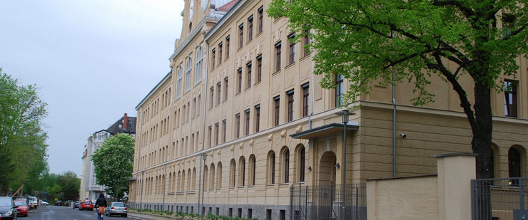 Gebäude der Ernst-Pinkert-Grundschule in Anger-Crottendorf. Ein Teil der Straße ist durch Poller abgesperrt.