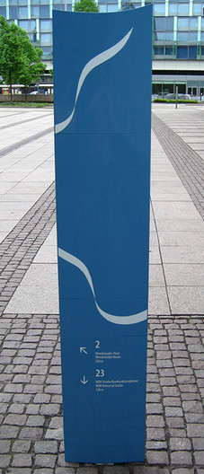 Stele der Leipziger Notenspur vor einem gepflasterten Platz