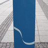 Stele der Leipziger Notenspur vor einem gepflasterten Platz