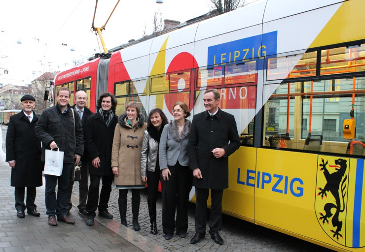Delegationsreise des Leipziger Oberbürgermeisters nach Brünn: Gruppenfoto vor der Jubiläumsstraßenbahn