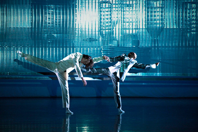 zwei Balletttänzer auf blauer Bühne