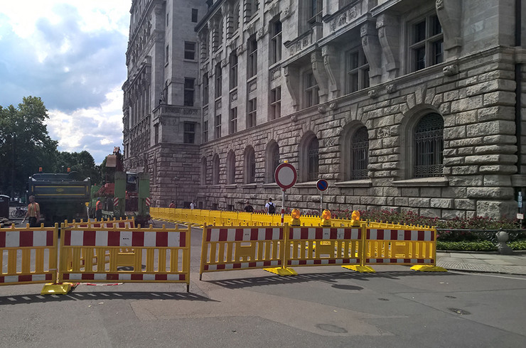Gelbe Absperrgitter und "Durchfahrt verboten"-Verkehrsschild vor dem Neuen Rathaus