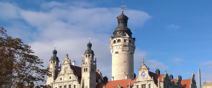 Rathausturm und Türmchen vor blauem Himmel