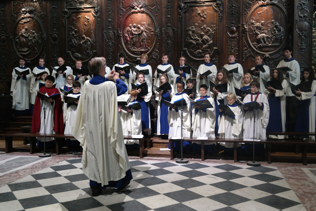 Jungen und Mädchen des Chores singen in traditioneller Kleidung in der Thomaskirche