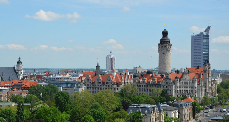 Blick auf Leipzigs Skyline mit Neuem Rathaus und City-Hochhaus