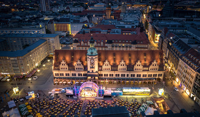 Luftaufnahme Leipziger Markt mit Altem Rauthaus und Veranstaltung am Abend mit Bühne auf dem Markt