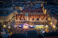 Luftaufnahme Leipziger Markt mit Altem Rauthaus und Veranstaltung am Abend mit Bühne auf dem Markt