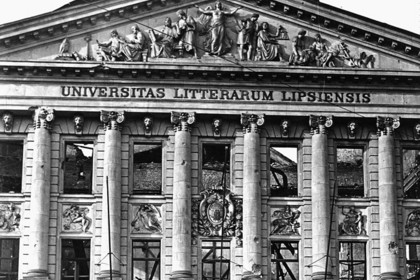 Fassade des alten Hauptgebäudes der Universität Leipzig am Augustusplatz, Augusteum, nach Bombenschäden im Zweiten Weltkrieg