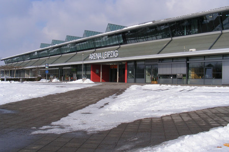 Verschneite Vorfläche der ARENA Leipzig im gräumten Wegen zum Westeingang