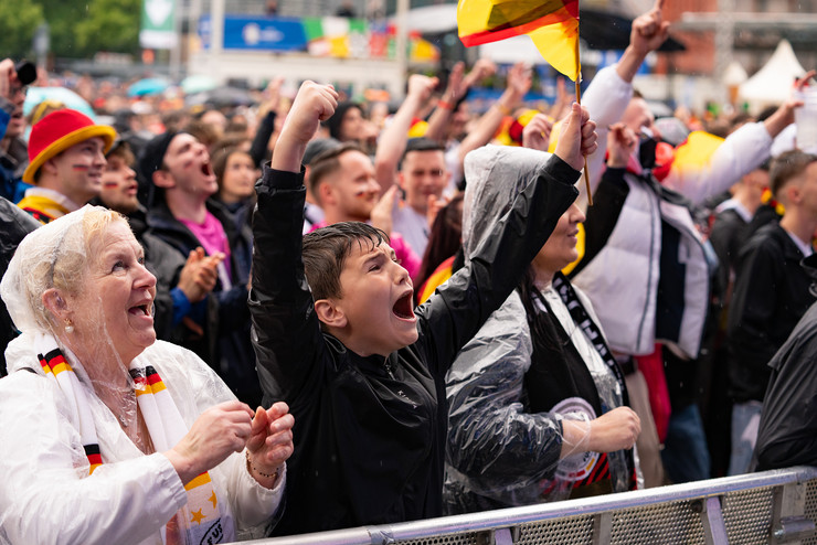 Jubelnde Deutschland-Fans beim Public Viewing auf der Fan Zone Augustusplatz