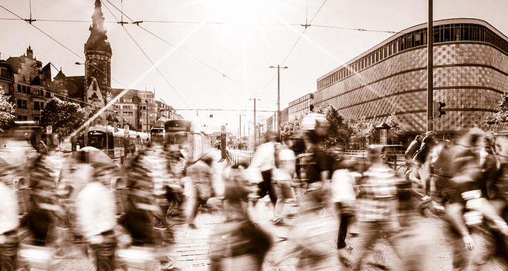 Viele Menschen überqueren die Straße am Goerdelerring in Leipzig.