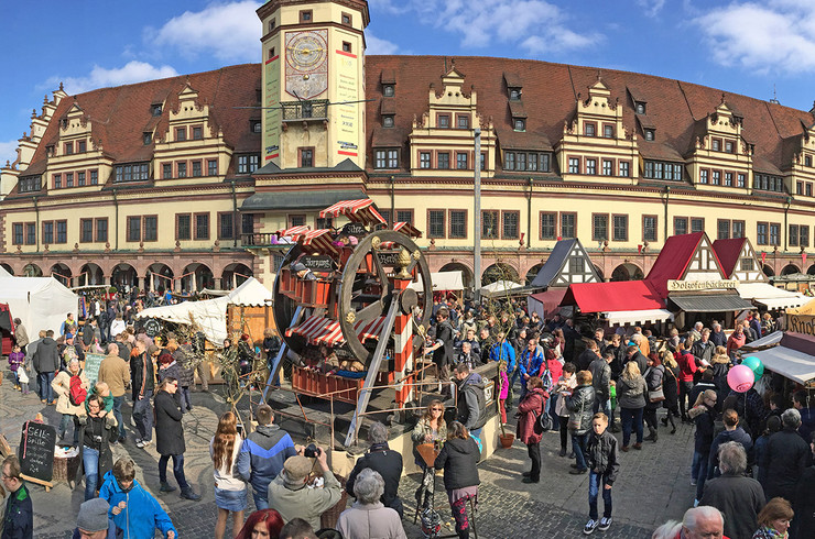 Markttreiben auf dem Leipziger Marktplatz vor dem Alten Rathaus.