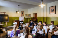 Angebot Rollenspiel: Volksschule um 1900 (Kaiserzeit). Ein historisches Klassenzimmer mit einer zeitgenössisch verkleideten Schülergruppe beim Rollenspiel.