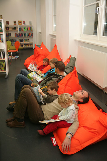 Eröffnung der Stadtbibliothek - Kinderbibliothek mit Sitzsäcken