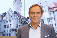 Oberbürgermeister Burkhard Jung steht vor einem Videodisplay mit einem Bild des Neuen Rathauses und dem Stadthaus