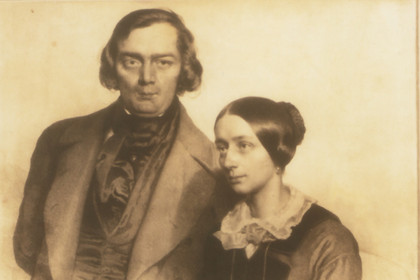 sepiafarbene Porträtzeichnung des Ehepaars Clara und Robert Schumann