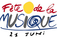 Logo mit geschwungenem Schriftzug "Fête de la musique" in blau gelb und rot.