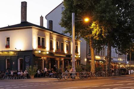 Pub auf der Karl-Liebknecht-Straße in der Abenddämmerung
